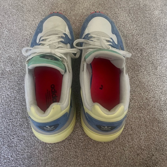 Kylie Jenner x Adidas Falcons - Picture 2 of 5